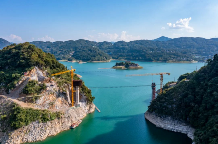 建設中的峽洞巖大橋 攝影：胡九思